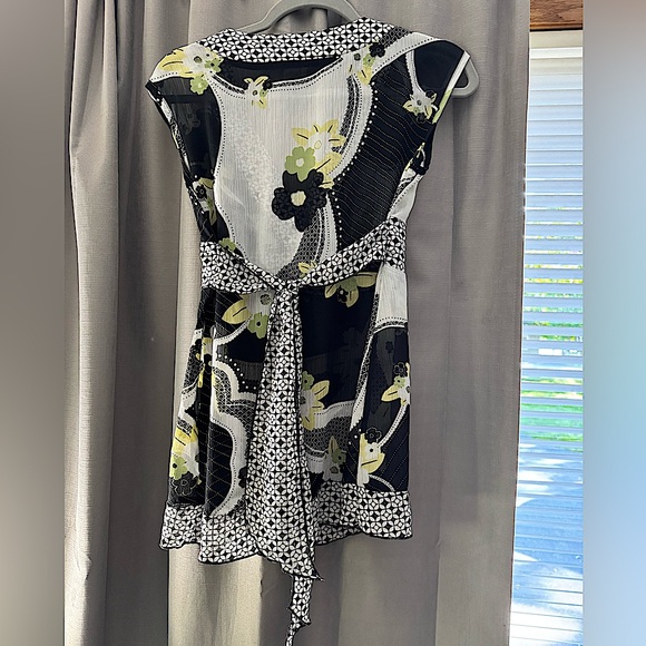 Woman’s Sheer Floral Wrap Top - Picture 5 of 6